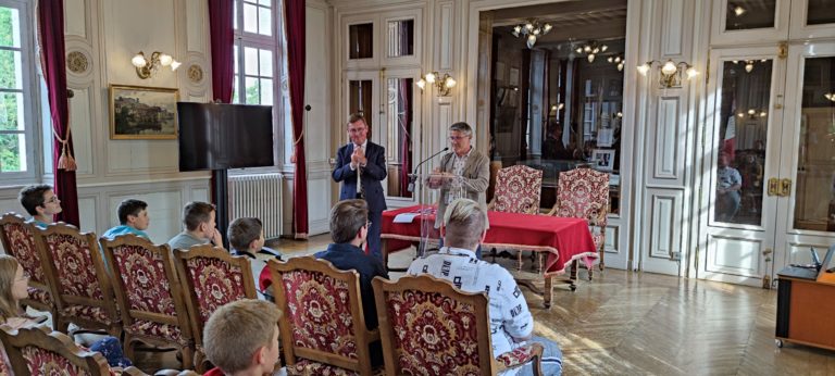 Les joueurs de Verdun sont reçus par Monsieur le Maire pour la remise du trophée.